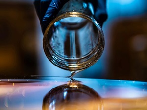 رزین اپوکسی نوعی پلیمر ترموست است که پس از ترکیب با سختکننده (هاردنر)، ساختاری سخت، مقاوم و پایدار ایجاد میکند. این ماده بهدلیل چسبندگی بالا، مقاومت شیمیایی و حرارتی، و قابلیت قالبگیری دقیق، در صنایع مختلف از هوافضا و خودروسازی گرفته تا هنرهای تزئینی و ساختمانسازی کاربرد دارد. بهترین کیفیت و قیمت رزین اپوکسی را از رایان برتر ایرانیان بخواهید.