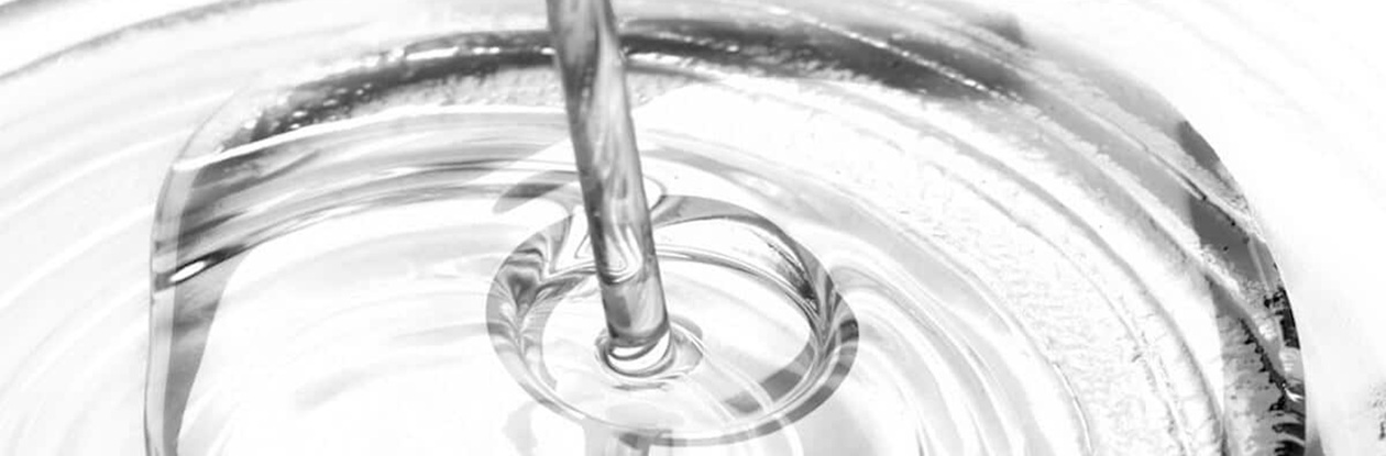 رزین اپوکسی یکی از پرکاربردترین رزین‌ها در صنایع کامپوزیت، ساختمان و پوشش‌های صنعتی است. در این مقاله انواع رزین ترموپلاستیک، رزین ترموست، پلی استر، پلی اورتان، فنولیک و وینیل استر بررسی شده و فرآیند پخت رزین و ویژگی‌های یک رزین خوب توضیح داده می‌شود.