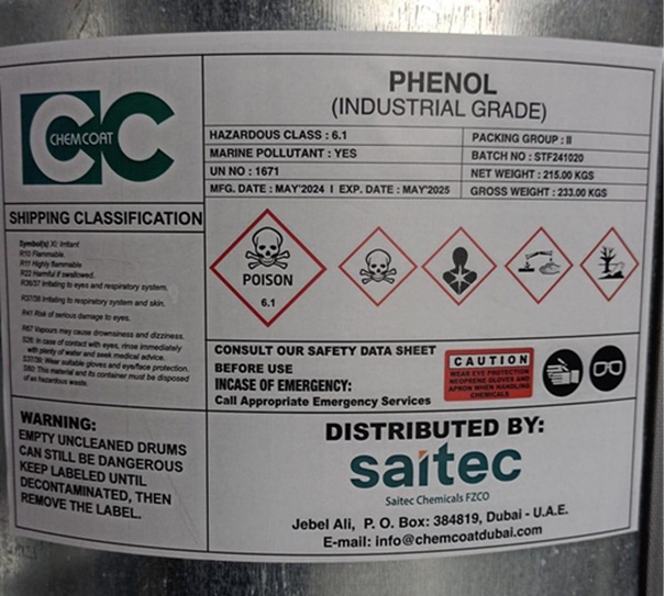یکی از جنبه‌های قابل توجه فنول کومهو، تمایل آن به تغییر رنگ است. فنل در شکل خالص خود یک مایع یا جامد شفاف است. با این حال، پس از قرار گرفتن در معرض هوا و نور، تمایل به ایجاد رنگ مایل به قرمز دارد. این تغییر رنگ در حضور مواد قلیایی تسریع می‌شود که باعث افزایش واکنش‌های اکسیداسیون می‌شود. این واکنش‌ها را می‌توان به واکنش‌پذیری ذاتی ساختار فنولی نسبت داد، که برای کاربردهای آن حیاتی است، اما همچنین به نگهداری و نگهداری دقیق برای حفظ کیفیت و کارایی آن نیاز دارد.