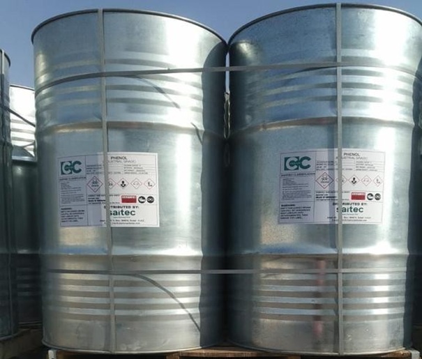 فنول کومهو که از نظر شیمیایی به نام اسید کربولیک شناخته می‌شود، محصول شرکت کومهو کره به‌عنوان مایع جامد شفاف، بی‌رنگ تا صورتی یا غلیظ وجود دارد که وقتی در معرض هوا و نور قرار می‌گیرد ویژگی‌های منحصر به‌فردی از خود نشان می‌دهد.